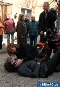 Lindenstraße: Schrecksekunde für Jack (Cosima Viola): Ihr Freund Roberto (Tim Knauer) ist mit dem Motorrad gestürzt. Brenner (Klaus Nierhoff, re) verständigt den Notarzt.