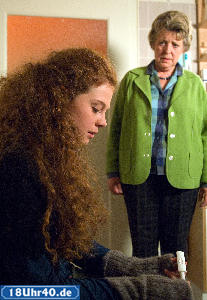 Lindenstra&szlig;e: Helga (Marie-Luise Marjan) hat den Verdacht, dass Nastya (Anja Antonowicz) schwanger ist und stellt sie zur Rede.