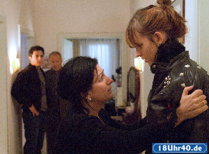 Lindenstraße: Jack (Cosima Viola,re) kann die Rückschau auf Roberto nicht ertargen und will die Wohnung verlassen; Sabrina (Susanna Capurso) hält sie zurück (li: Toni Snetberger, Knut Hinz)