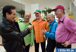 Lindenstraße: Bruno stellt seinem alten Kumpel Ted Herold (li) die "Beimer Boys" vor (v.r. Heinz Marecek, Jo Bolling, Bill Mockridge, Knut Hinz)