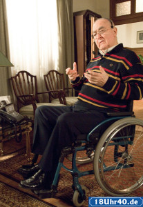 Lindenstraße: Dressler (Ludwig Haas) geht völlig in seiner Arbeit als Telefonberater auf und lernt dabei eine interessante Frau kennen.