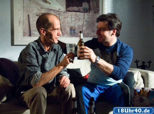 Lindenstraße: Carsten (Georg Uecker, li) bestärkt Murat (Erkan Gündüz) in seinem Plan, Lisa zu heiraten auch wenn ihm noch das nötige Kleingeld fehlt.