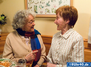 Lindenstraße: Hilde (Giselle Vesco, li) und Rosi (Margret van Munster) beschließen, eine gemeinsame Alters-WG zu gründen.