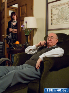 Lindenstraße: Dressler (Ludwig Haas) klagt Hannelore sein Leid über Jack (Cosima Viola) und die hört alles mit.