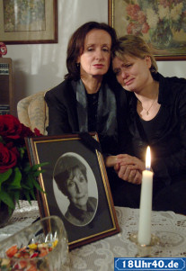 Lindenstraße: Gabi (Andrea Spatzek, re) und Anna (Irene Fischer) trauern um Rosi. Die alte Dame war friedlich entschlafen.