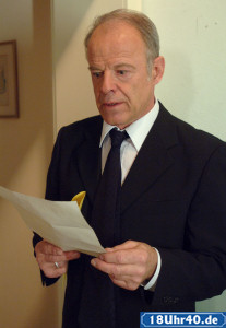 Lindenstraße: Einschreiben mit Folgen: Hajo (Knut Hinz) erfährt, dass er wegen der Scheinehe nun vorbestraft ist.