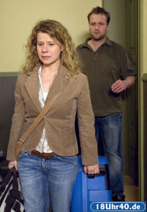 Lindenstraße: Vorläufiges Ende einer großen Liebe: Nina (Jacqueline Svilarov) packt die Koffer und verlässt Klaus (Moritz A. Sachs).