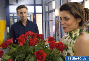 Lindenstraße: Julian (Urs Villiger) geht aufs Ganze und verwöhnt Marcella (Sara Turchetto) mit Rosen und einem opulenten Mahl.
