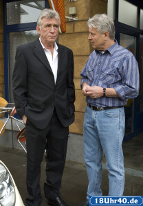 Lindenstraße: Bruno (Heinz Marecek) holt sich Rat bei Andy (Jo Bolling): Er wird aus Isoldes Verhalten einfach nicht schlau.