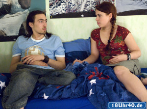 Lindenstraße: Tom (Johannes Scheit) braucht dringend Geld und will dafür sogar an Medikamententests teilnehmen. Seine Schwester Sarah (Julia Stark) will ihm das ausreden.