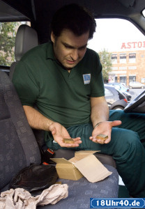 Lindenstraße: Murat (Erkan Gündüz) fährt der Schreck in die Glieder: Ein Teil des Goldes ist spurlos verschwunden.