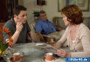 Lindenstraße: Bruno senior (Heinz Marecek, Mi) wirkt genervt: Aus heiterem Himmel ist sein unehelicher Sohn Bruno (Michael Neupert) aufgetaucht. Isolde (Marianne Rogée) denkt praktisch und kümmert sich sofort um eine Bleibe.