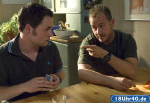 Lindenstraße: Bruno junior (Michael Neupert, li) wird in die Skatrunde eingeführt. Olli (Willi Herren) staunt über Brunos spielerische Fähigkeiten.