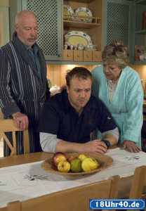 Lindenstraße: Klaus (Moritz A. Sachs, Mi) ist deprimiert. Helga (Marie-Luise Marjan) und Erich (Bill Mockridge) versuchen, den liebeskranken Filius aufzumuntern.