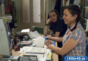 Lindenstraße: Kathy (Sabine Pfeifer) zeigt Tom (Johannes Scheit) die Fotos vom Island-Urlaub. Tom interessiert vor allem, mit wem Kathy zusammen war.