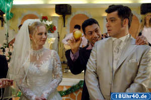 Lindenstraße: Entsetzen bei Murat (Erkan Gündüz, re): Statt Geldgeschenke, die er dringend zur Finanzierung der Hochzeit braucht, überreichen die Gäste nur symbolische Geschenke (Sontje Peplow, Ötzgür Cebe).