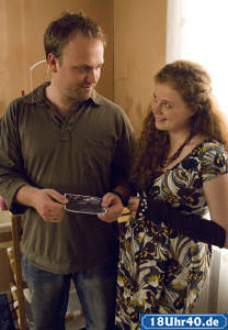 Lindenstraße: Nastya (Anja Antonowicz) zeigt Klaus (Moritz A. Sachs) das erste Ultraschallfoto ihres gemeinsamen Kindes. Klaus Freude darüber hält sich in Grenzen.