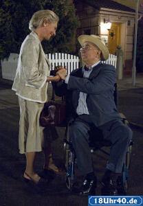 Lindenstraße: Dressler (Ludwig Haas) ist glücklich: Hannelore (Wookie Mayer) hat ihm überraschend von sich aus das Du angeboten.