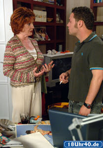 Lindenstraße: Isolde (Marianne Rogée) erklärt sich bereit, Bruno junior (Michael Neupert) bei der Suche nach einem Verlag zu helfen aber nur, wenn der seine Wohnung endlich in Ordnung bringt.