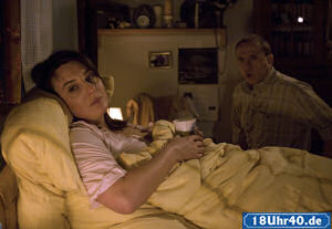Lindenstraße: Ines (Birgitta Weizenegger) ist doppelt genervt: Zum einen plagt sie eine ständige Übelkeit, zum anderen lässt Olaf (Franz Rampelmann) mit seinem Kinderwunsch nicht locker.