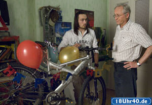 Lindenstraße: Tom (Johannes Scheit) hat nun doch das Fahrrad für Kathy gekauft. Hans (Joachim Hermann Luger) hat Zweifel, ob Tom sein Geld richtig angelegt hat.