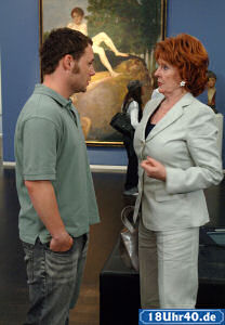 Lindenstraße: Fit für den Alltag: Isolde (Marianne Rogée) gibt dem Nachbarn und Zeichner Bruno (Michael Neupert) Nachhilfe in Sachen Kunst.