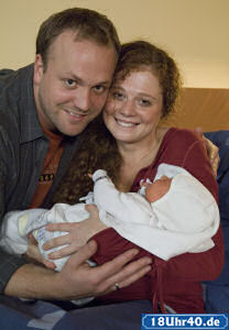 Lindenstraße: Doch noch ein Happy End: Nastya (Anja Antonowicz) und Klaus (Moritz A. Sachs) freuen sich über die Geburt ihrer Tochter Mila.