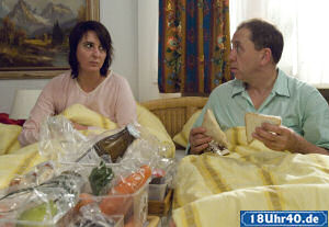 Lindenstraße: Panik bei Ines (Birgitta Weizenegger) und Olaf (Franz Rampelmann): Aus Furcht vor vergifteten Lebensmitteln haben sie alle ihre Lebensmittel eingeschweißt und im Schlafzimmer gelagert.