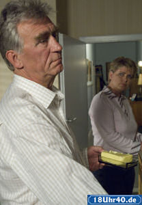 Lindenstraße: Gabi (Andrea Spatzek) sähe es gerne, wenn sich Bruno (Heinz Marecek) wieder mit Isolde versöhnen würde.