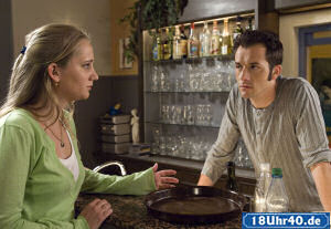 Lindenstraße: Lisa (Sontje Peplow) setzt Alex (Joris Gratwohl) unter Druck: Er soll Paul zur Adoption freigeben. Andernfalls würde sie zu drastischen Methoden greifen.