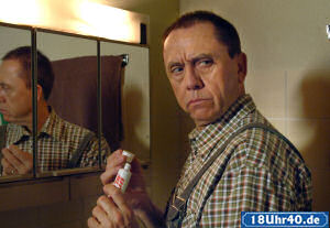 Lindenstraße: Hysterie am Morgen: Olaf (Franz Rampelmann) befürchtet inzwischen, dass sogar die Zahnpasta vergiftet sein könnte.
