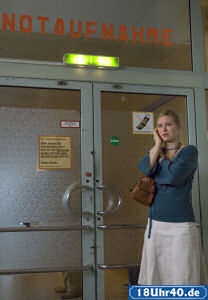 Lindenstraße: Tanja (Sybille Waury) alarmiert Suzanne: Simon und Antonia wurden mit Vergiftungserscheinungen ins Krankenhaus eingeliefert.