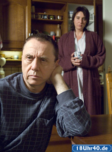 Lindenstraße: Olaf (Frank Rampelmann, l.) weiß sich keinen Rat mehr: Nach den Giftanschlägen auf seinen Grill will er am liebsten wegziehen und mit Ines (Birgitte Weizenegger, r.) woanders ein neues Leben beginnen.