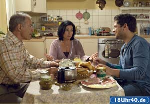 Lindenstraße: Sabrina (Susanna Capurso) will Enzo (Toni Snetberger, re) überreden, sich noch einmal krank schreiben zu lassen - dann könnte er länger in München bleiben. Scholz (Knut Hinz) ist von dieser Idee wenig angetan.