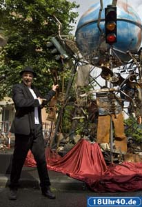 Lindenstraße: Kunstaktion in der Lindenstraße: "Zorro" (Thorsten Nindel) enthüllt seine "Antipoden" - und sorgt anschließend für eine weitere Überraschung.