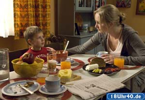 Lindenstraße: Lisa (Sontje Peplow) unternimmt alles, um Pauls (Bastian König) Vorurteile gegen Alex zu schüren.