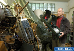 Lindenstraße: Scholz (Knut Hinz) traut seinen Augen nicht: Offensichtlich hat "Zorro" sein Kunstwerk illegal in der Garage entsorgt.