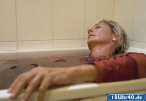 Lindenstraße:Hannelore (Wookie Mayer) sieht keine Perspektive für ihr künftiges Leben und wählt den Freitod.