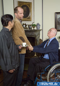 Lindenstraße: Carsten (Georg Uecker, 2.v.li() ist es fast peinlich, wie sehr ihm Dressler (Ludwig Haas, re) für seinen Einsatz in der vergangenen Woche dankt. (li Amorn SurangKanjanajai)