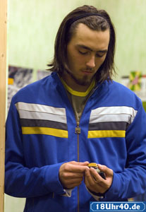 Lindenstraße: Tom (Johannes Scheit) betrachtet nachdenklich Kathys Abschiedsgschenk.