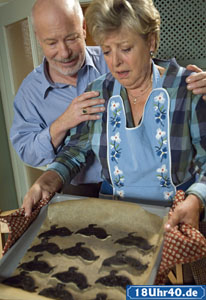 Lindenstraße: Helga (Marie-Luise Marjan) macht sich Sorgen um Klaus und lässt fast schon traditionell die Weihnachtsplätzchen verbrennen. Erich (Bill Mockridge) kann sich ein Schmunzeln nicht verkneifen.