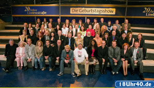 Das jetzige 'Lindenstra�en'-Ensemble mit ehemaligen Mitgliedern und G�sten und Moderator J�rg Pilawa (2. Reihe v. oben, Mitte). 