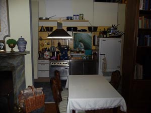Dresslers Wohnzimmer mit Akropolis Küche im Hintergrund