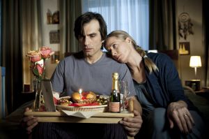 Lindenstraße: Vasily (Hermes Hodolides) feiert mit Sandra (Jennifer Steffens) seinen Geburtstag. Die Freude ist durch das noch immer schleppende Geschäft im „Akropolis“ jedoch getrübt.