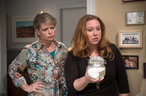 Drogenfund: Iffi (Rebecca Siemoneit-Barum, r) ist entsetzt. In Gabis (Andrea Spatzek) Wohnung ist ein Einmachglas mit Kokain aufgetaucht. Wo kommt das her?