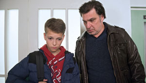 Trauriger Paul (Ole Dahl, links): Der Junge leidet unter der Trennung seiner Eltern. Murat (Erkan Gündüz) tröstet seinen Sohn.