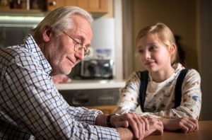 Hans Beimer (Joachim Luger) blüht auf, als er seiner Enkelin Mila bei ihrem Chemiereferat helfen darf. Endlich wird er wieder gebraucht!