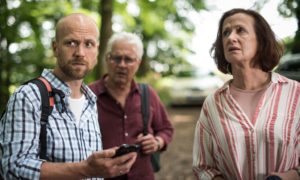 Verzweifelt: Klaus (Moritz A. Sachs, l.), Anna (Irene Fischer) und Andy (Jo Bolling) machen sich im Wald auf die Suche nach dem verschollenen Hans und auch nach Helga.