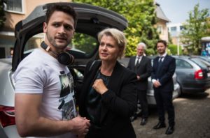 Als Konstantin (Arne Rudolf, l.) Gabi (Andrea Spatzek) vor der Trauerfeier trifft, erzählt er ihr von der Möglichkeit, in eine WG in der Lindenstraße einzuziehen. Gabi würde sich riesig freuen!