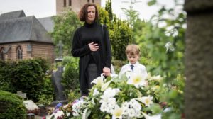 Dank Emil (Lukas R.) hat sich Anna (Irene Fischer) doch entschieden, am Tag der Beerdigung zum Grab ihres geliebten Hans‘ zu gehen.